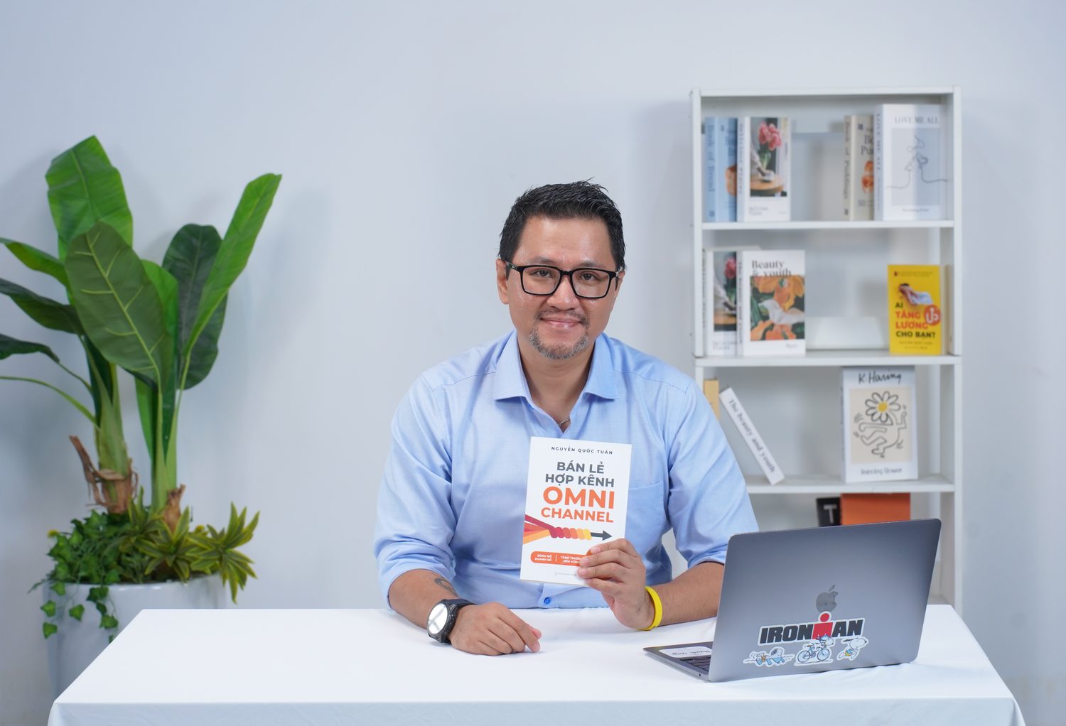 Chuyên gia Nguyễn Quốc Tuấn cầm cuốn sách Bán lẻ hợp kênh Omnichannel tại buổi ghi hình khóa học